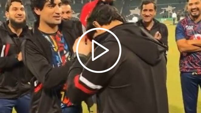 [Watch] 'Aajao' - Naseem Shah Hands Debut PSL Cap To His Brother Hunain Shah